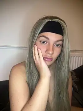 little lola x online show from April 21, 2026, 8:15 pm