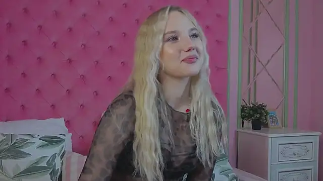 Sky Cutie online show from October 24, 2025, 5:39 am