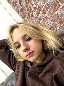 Sky Cutie online show from October 23, 2025, 4:44 am