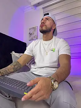 Thiago Hill online show from February 14, 2026, 8:42 pm