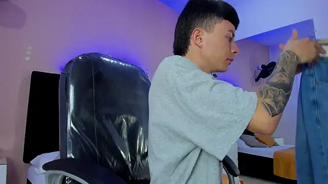 Snapshot of Nascary_Fox chatting on December 15, 2025, 7:52 pm Nascary Fox online show from December 15, 2025, 7:52 pm