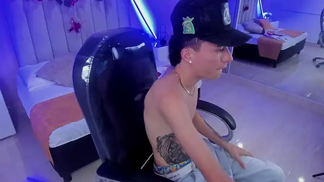 Snapshot of Nascary_Fox chatting on December 18, 2025, 8:01 pm Nascary Fox online show from December 18, 2025, 8:01 pm