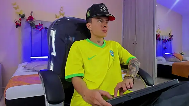 Snapshot of Nascary_Fox chatting on December 22, 2025, 7:25 pm Nascary Fox online show from December 22, 2025, 7:25 pm