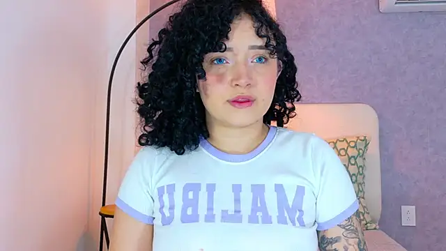 Snapshot of Tracielowe_w chatting on December 3, 2025, 3:40 am Tracielowe w online show from December 3, 2025, 3:40 am