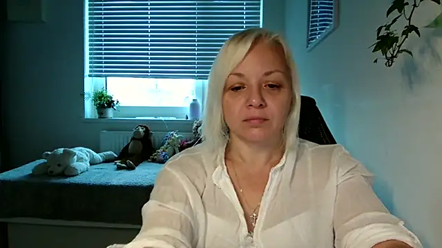 Linsy Kim online show from November 14, 2025, 6:39 am