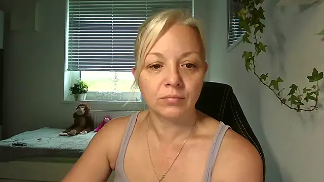 Linsy Kim online show from November 9, 2025, 7:01 am