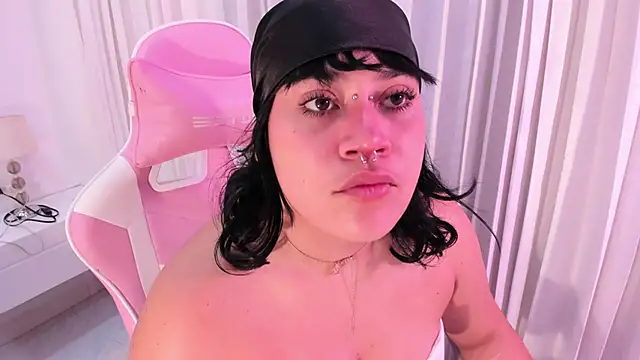 Snapshot of mia_yeager chatting on November 16, 2025, 3:33 am mia yeager online show from November 16, 2025, 3:33 am