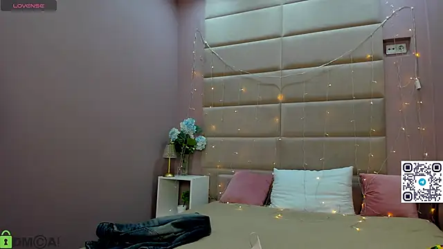 Snapshot of Adeline_Perle chatting on November 18, 2025, 1:10 am Adeline Perle online show from November 18, 2025, 1:10 am