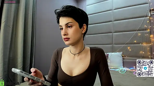 Snapshot of Adeline_Perle chatting on October 26, 2025, 2:12 am Adeline Perle online show from October 26, 2025, 2:12 am