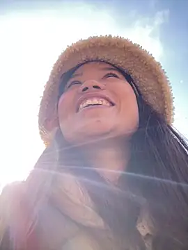 Snapshot of Ngoc-bbi chatting on December 15, 2025, 7:47 am Ngoc-bbi online show from December 15, 2025, 7:47 am