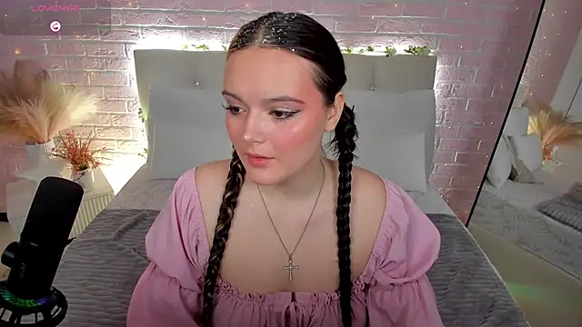 Snapshot of HeyMary chatting on September 19, 2025, 5:11 am HeyMary online show from September 19, 2025, 5:11 am