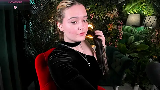 Snapshot of HeyMary chatting on September 22, 2025, 5:13 am HeyMary online show from September 22, 2025, 5:13 am