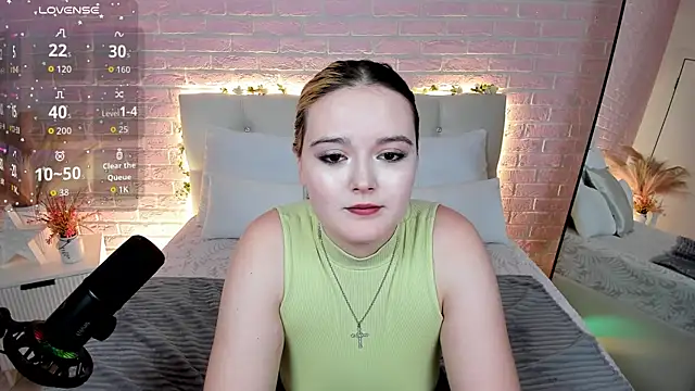 Snapshot of HeyMary chatting on September 16, 2025, 9:21 am HeyMary online show from September 16, 2025, 9:21 am