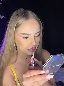 AubrieleRouj1 online show from February 9, 2026, 5:11 pm