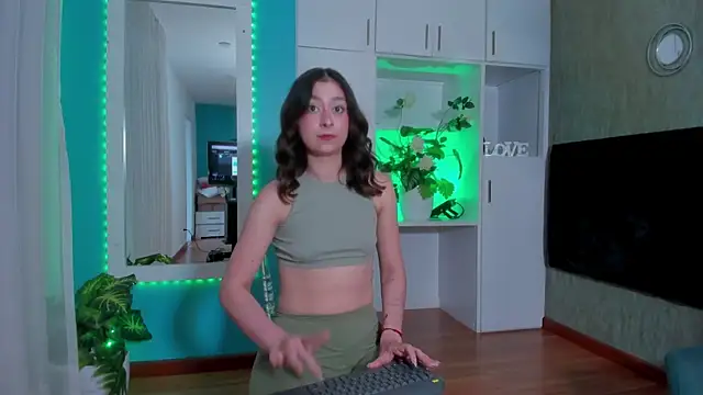 Snapshot of MilenaCrown chatting on January 10, 2026, 9:32 pm MilenaCrown online show from January 10, 2026, 9:32 pm