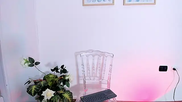 Snapshot of MilenaCrown chatting on December 5, 2025, 8:50 pm MilenaCrown online show from December 5, 2025, 8:50 pm