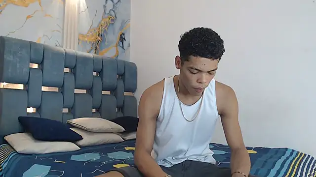 PRETTY FEM online show from February 11, 2026, 1:27 am