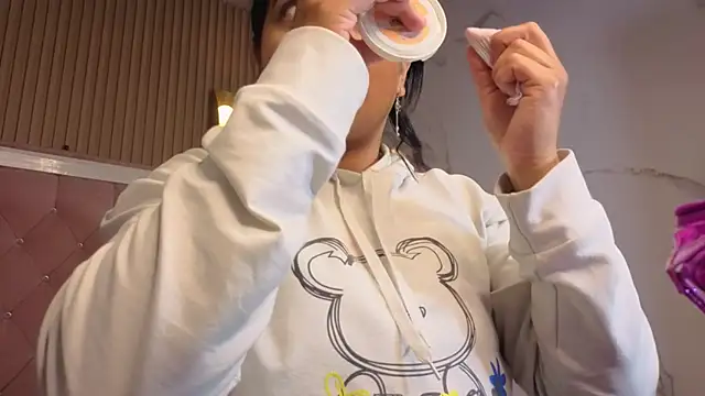 Snapshot of Victoria_b_ chatting on November 8, 2025, 8:23 pm Victoria b online show from November 8, 2025, 8:23 pm