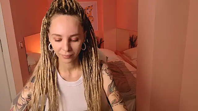 Snapshot of MiaGraham1 chatting on November 6, 2025, 8:24 pm MiaGraham1 online show from November 6, 2025, 8:24 pm