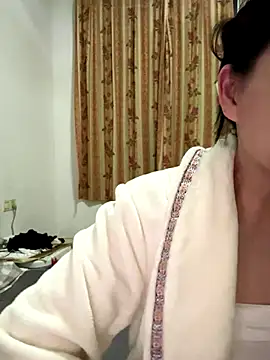 Snapshot of xiiuuff18 chatting on November 24, 2025, 11:43 am xiiuuff18 online show from November 24, 2025, 11:43 am