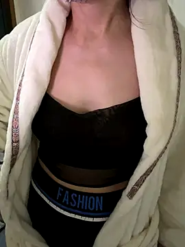 Snapshot of xiiuuff18 chatting on November 23, 2025, 11:37 pm xiiuuff18 online show from November 23, 2025, 11:37 pm