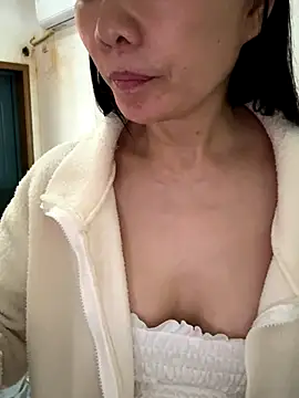 Snapshot of xiiuuff18 chatting on November 6, 2025, 12:58 am xiiuuff18 online show from November 6, 2025, 12:58 am