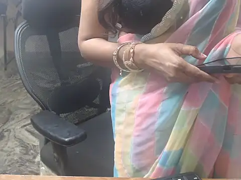  LoveBirds online show from March 7, 2026, 1:49 pm