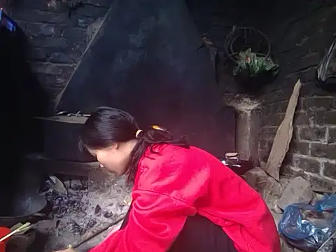 Snapshot of Ly-ny chatting on December 15, 2025, 6:30 am Ly-ny online show from December 15, 2025, 6:30 am