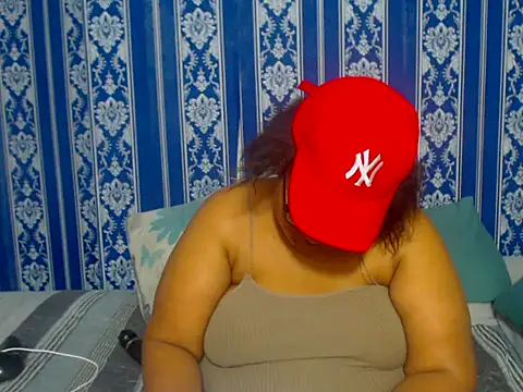 JUICEYLIPS333 online show from November 7, 2025, 6:12 pm