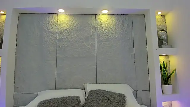 AlassiaHocthner online show from April 9, 2026, 11:38 am