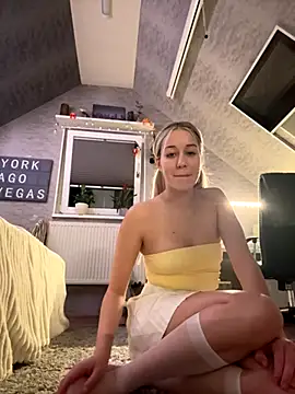 Snapshot of miaistlive chatting on September 30, 2025, 9:43 pm miaistlive online show from September 30, 2025, 9:43 pm