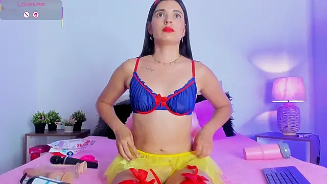 hailey hadid online show from October 31, 2025, 7:10 pm