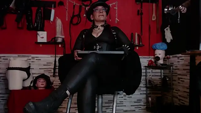 Snapshot of Miss_Mirandaa chatting on November 8, 2025, 11:52 pm Miss Mirandaa online show from November 8, 2025, 11:52 pm