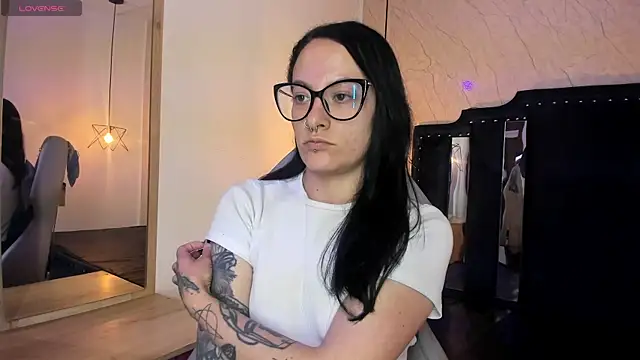 Snapshot of Zami_Escobar_of chatting on November 18, 2025, 7:06 pm Zami Escobar of online show from November 18, 2025, 7:06 pm