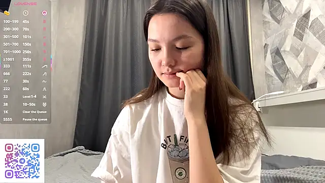 KiraVelvet online show from November 16, 2025, 12:43 pm