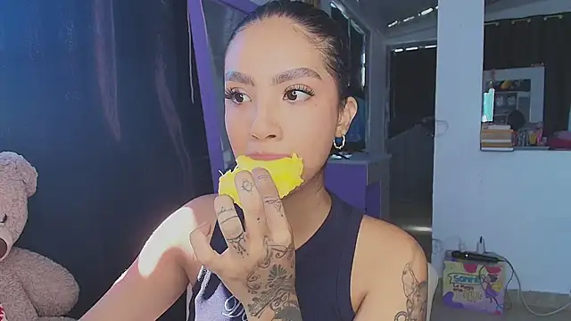 Snapshot of mia_yireth chatting on November 7, 2025, 2:32 pm mia yireth online show from November 7, 2025, 2:32 pm