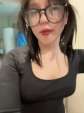 YourLittleDevil online show from March 21, 2026, 9:36 am