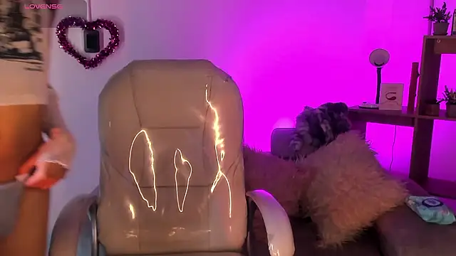 Snapshot of Angeel_of_lust chatting on February 6, 2026, 7:21 pm Angeel of lust online show from February 6, 2026, 7:21 pm