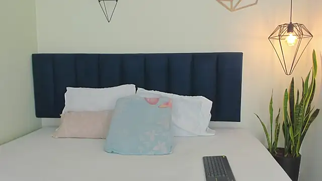 sophieturner mg online show from November 29, 2025, 7:25 pm