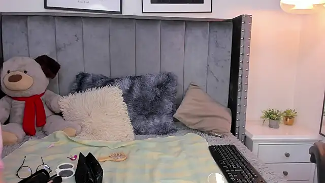 Snapshot of Miyu_Komori chatting on February 21, 2026, 12:40 pm Miyu Komori online show from February 21, 2026, 12:40 pm