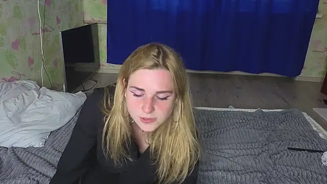 Snapshot of HelenMartines chatting on June 17, 2026, 11:42 am HelenMartines online show from June 17, 2026, 11:42 am