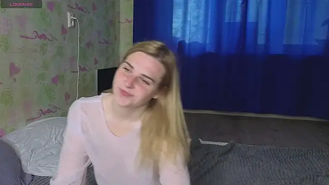 Snapshot of HelenMartines chatting on June 15, 2026, 10:59 am HelenMartines online show from June 15, 2026, 10:59 am