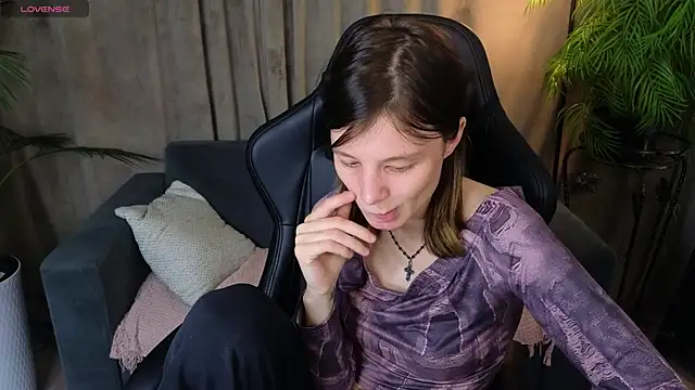 Snapshot of EllinEverly chatting on July 1, 2026, 9:37 pm EllinEverly online show from July 1, 2026, 9:37 pm