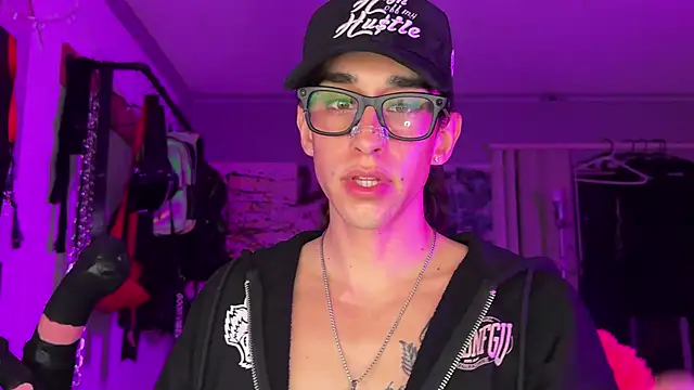 Snapshot of xoFrankie chatting on November 8, 2025, 3:21 am xoFrankie online show from November 8, 2025, 3:21 am