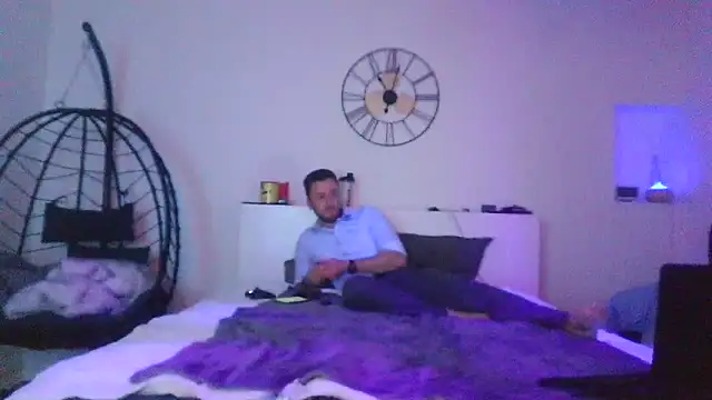 Snapshot of Keviios chatting on November 19, 2025, 9:04 pm Keviios online show from November 19, 2025, 9:04 pm