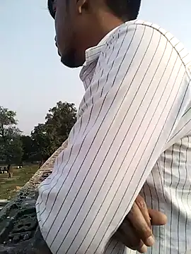 Snapshot of YourTarzan chatting on December 5, 2025, 10:03 am YourTarzan online show from December 5, 2025, 10:03 am