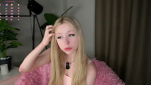 MarciDarugar online show from November 8, 2025, 3:04 pm