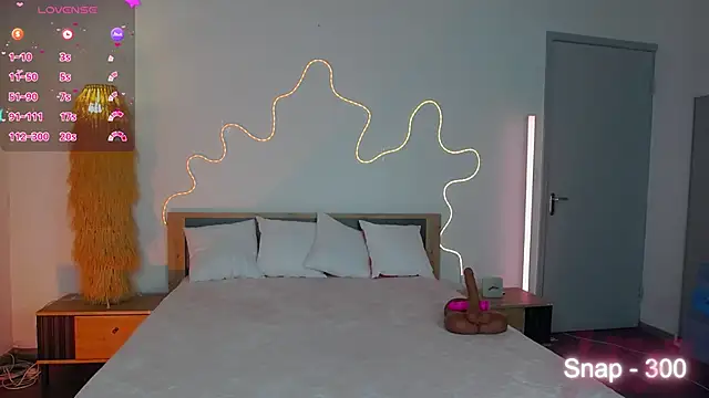 Snapshot of EvaLone1 chatting on December 5, 2025, 8:06 pm EvaLone1 online show from December 5, 2025, 8:06 pm