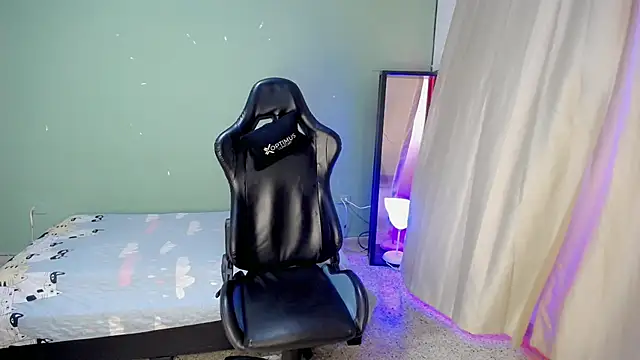 dilan hott  online show from November 7, 2025, 8:24 pm