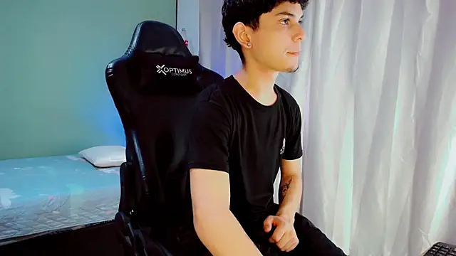 dilan hott  online show from October 9, 2025, 8:42 pm